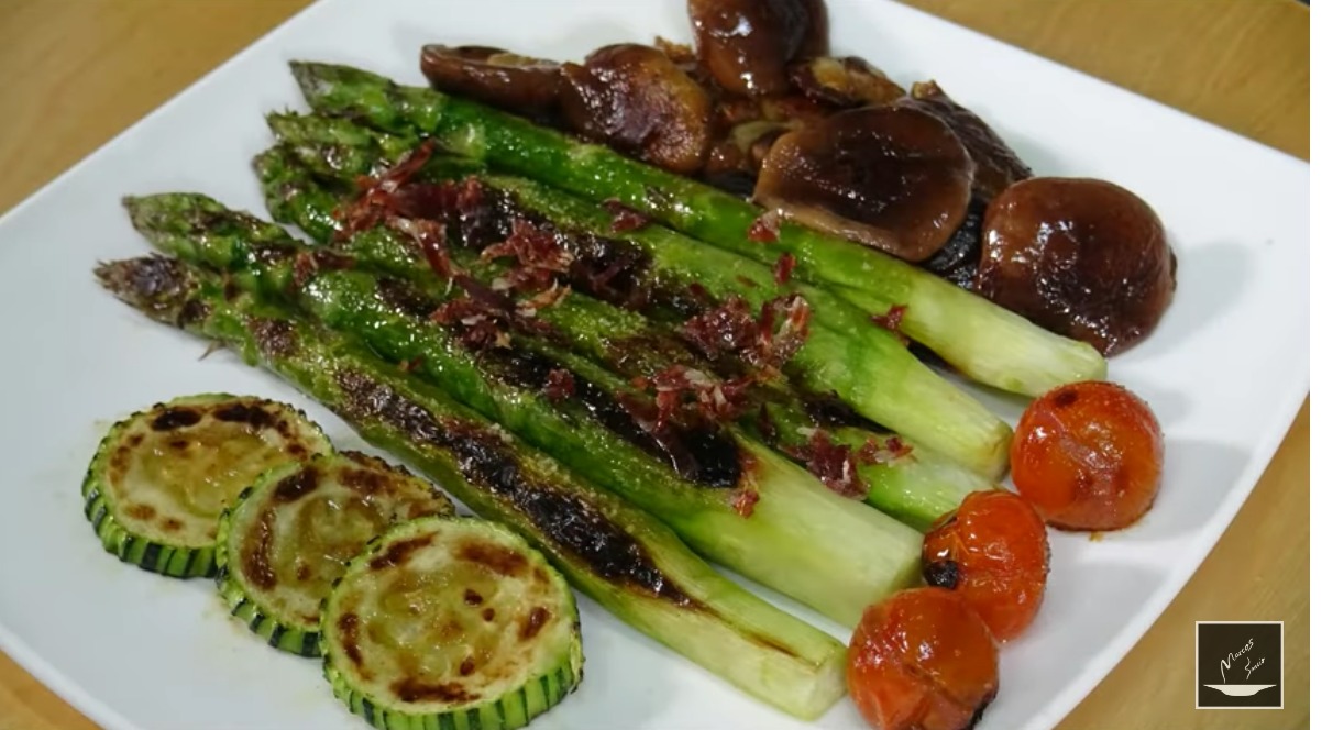 Espárragos verdes o trigueros con setas y calabacín a la plancha acompañado de caracoles al ajillo